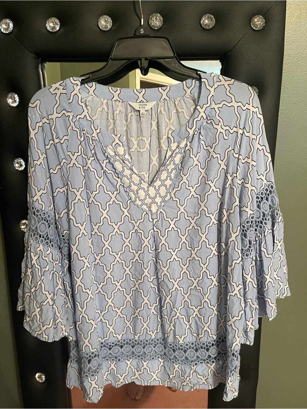 crown & ivy Light Blue and White Lace-Trim Printed V-Neck Blouse small
